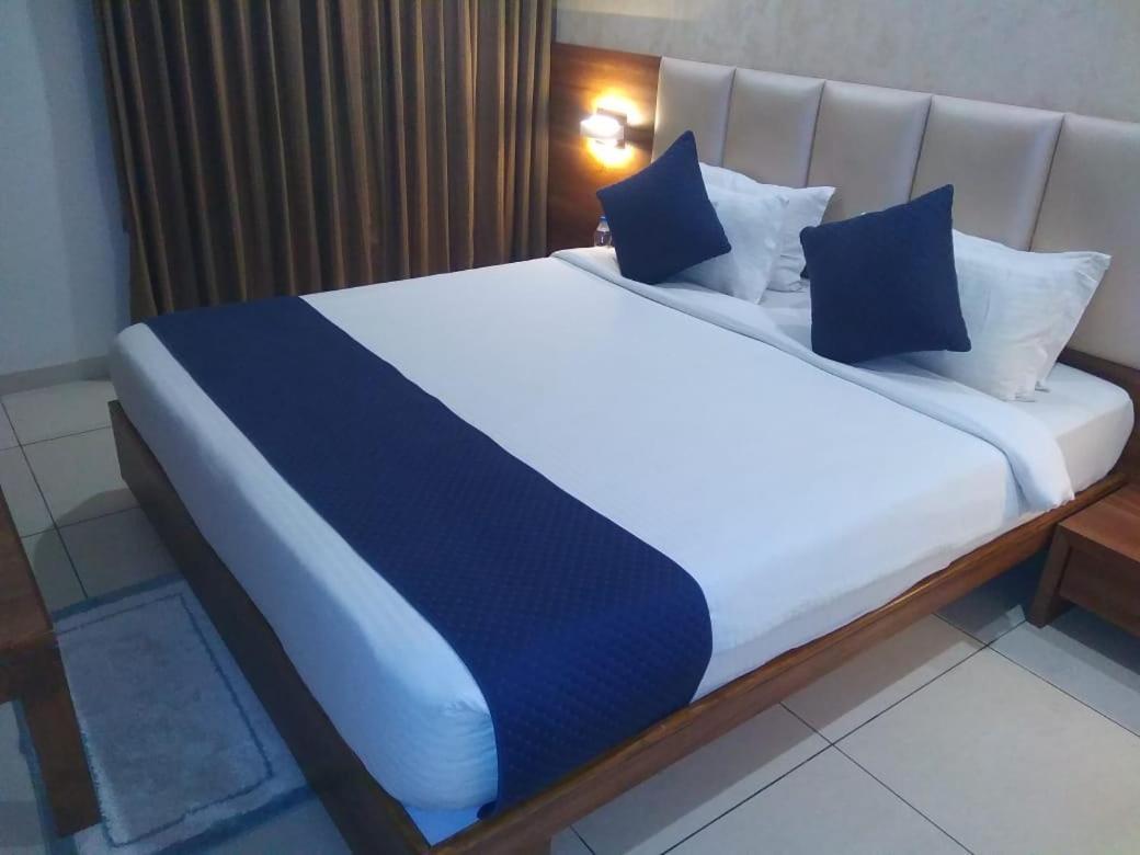 The Grand Vardhman Hotel Morbi Exterior photo
